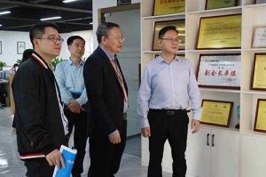 热烈欢迎市政府秘书长林兢一行莅临开云足球,开云足球(中国)
集团广西公司考察指导